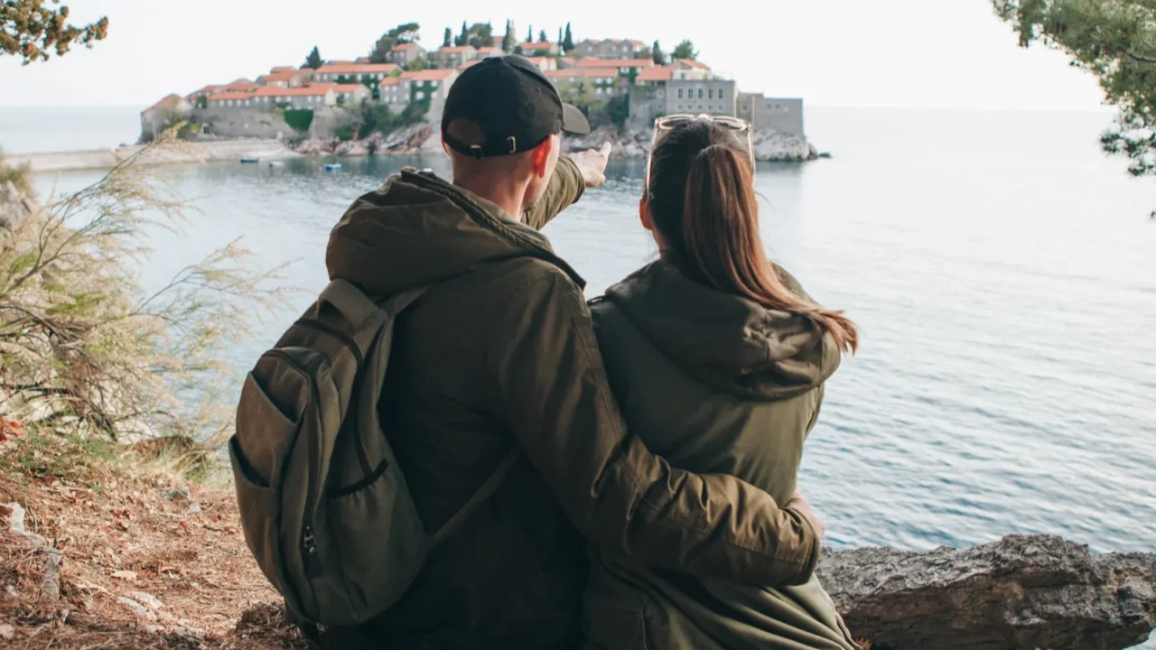 couple looking at sveti stefan