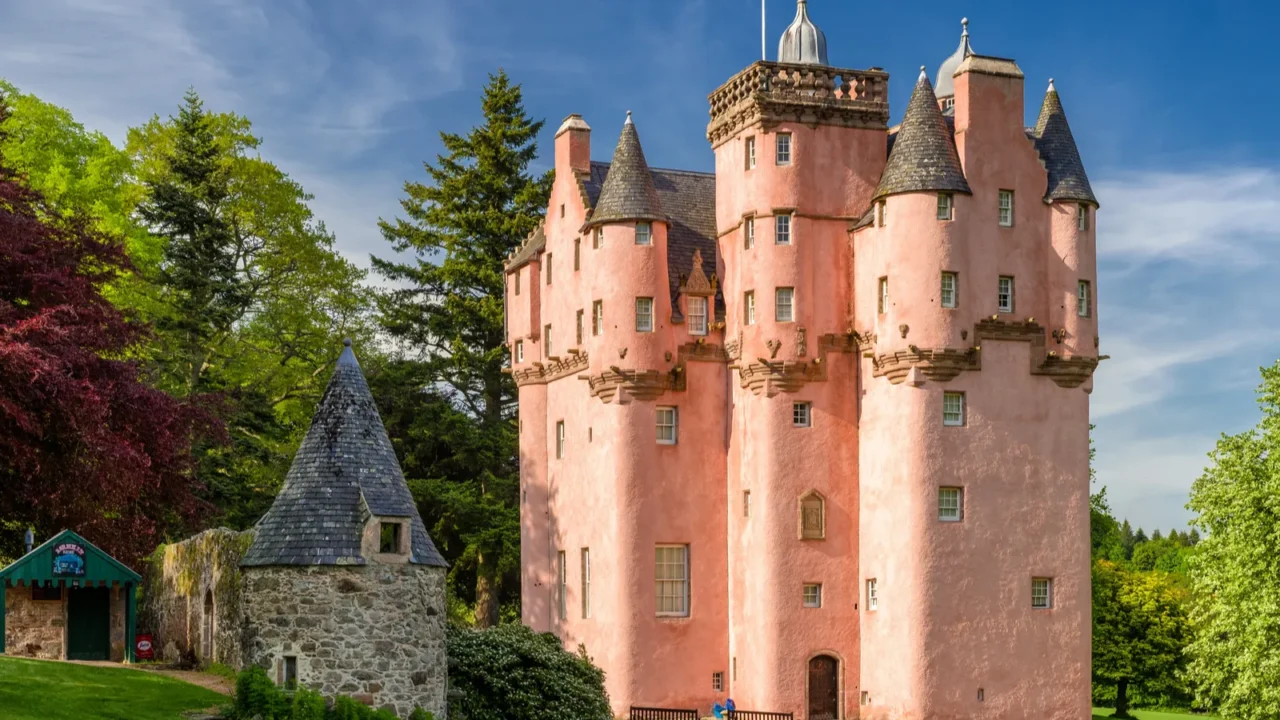 craigievar castle in scotland