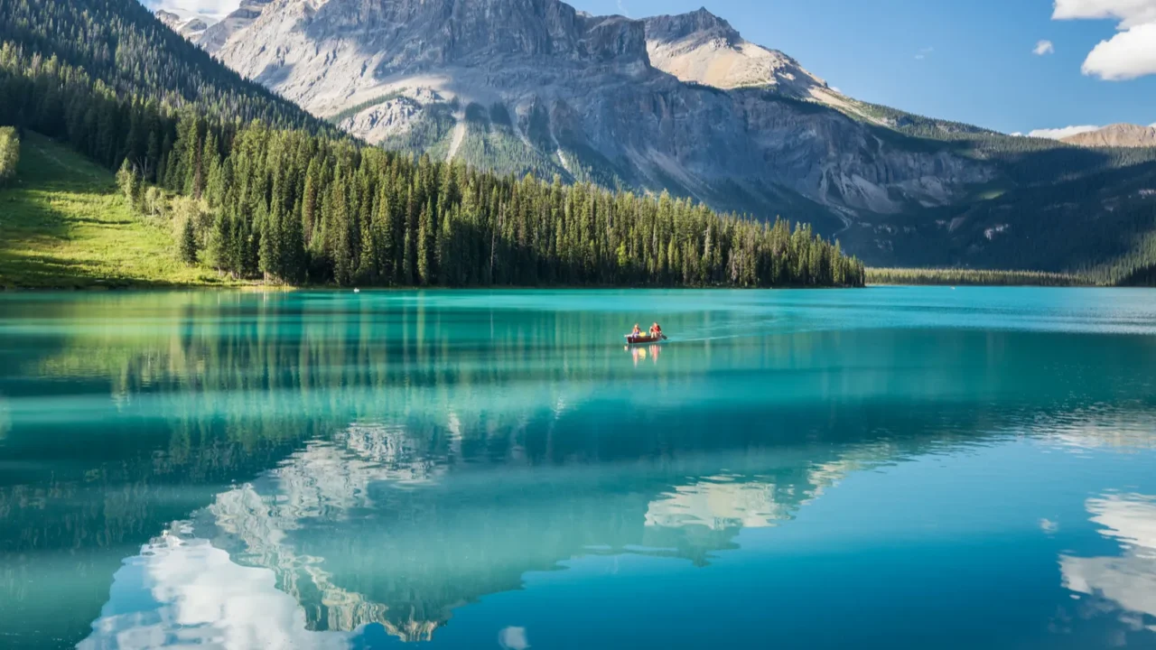 emerald lake in yoho national park