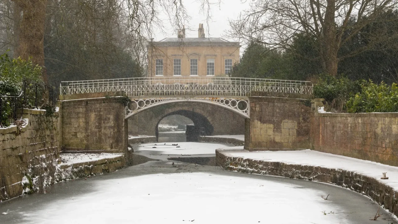 kennet and avon canal frozen in bath