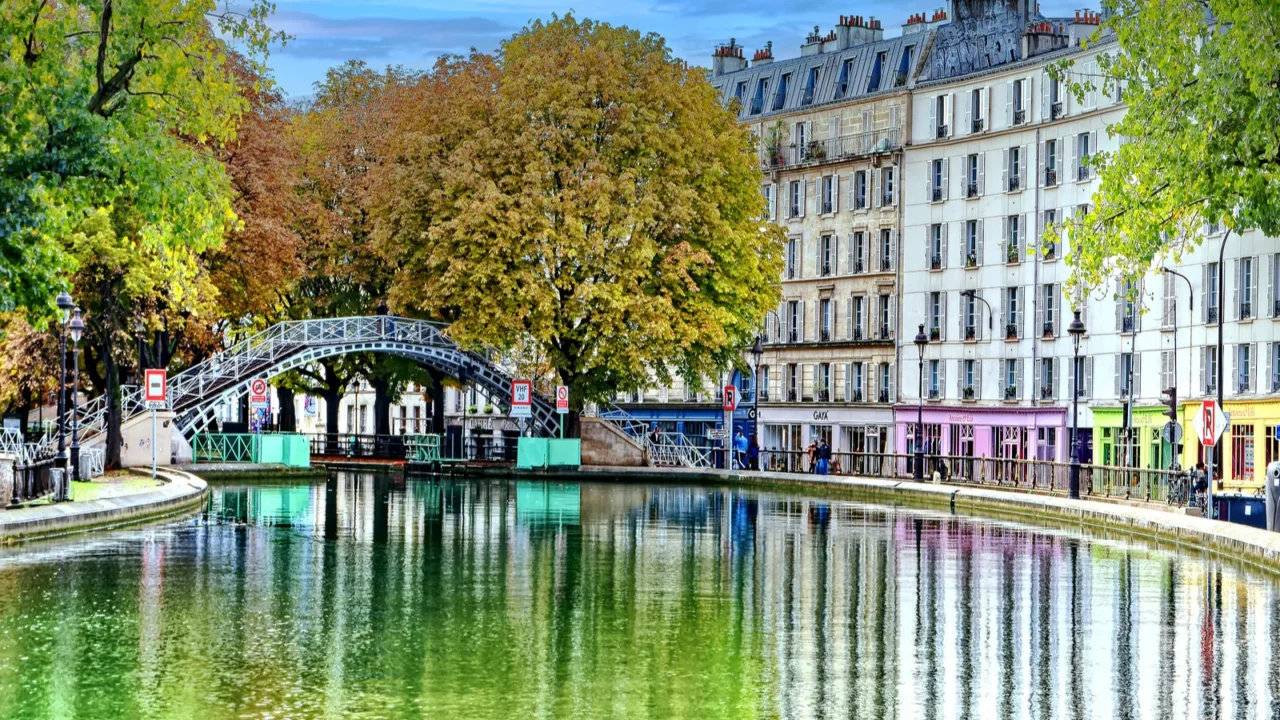 le canal saint martin paris la passerelle bichat