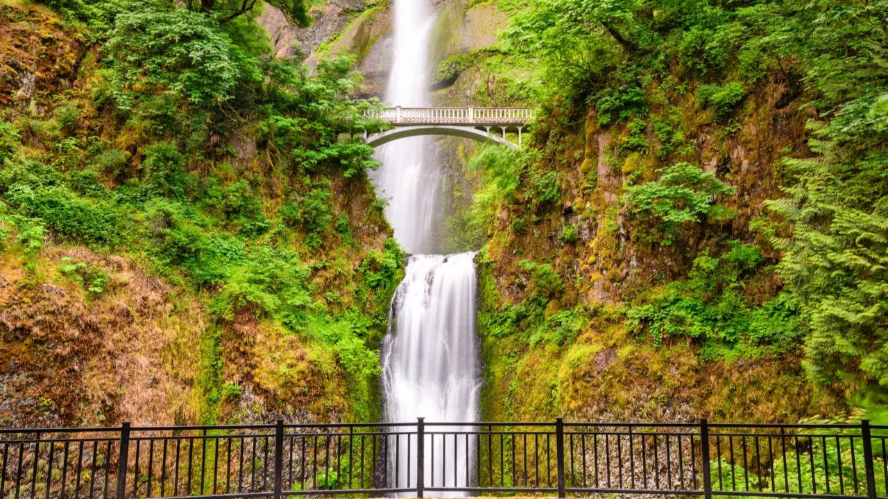 multnomah falls oregon usa located in the columbia river gorge