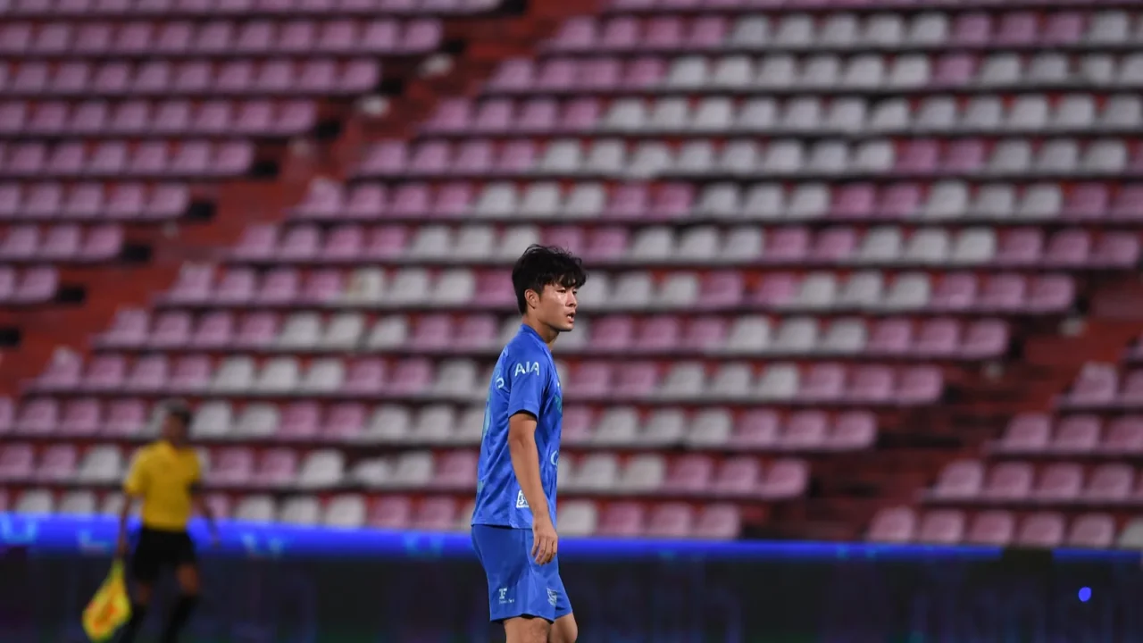 nonthaburithailand12sep2021yoo byungsoo 7 in action during thaileague2021 between muangthong against