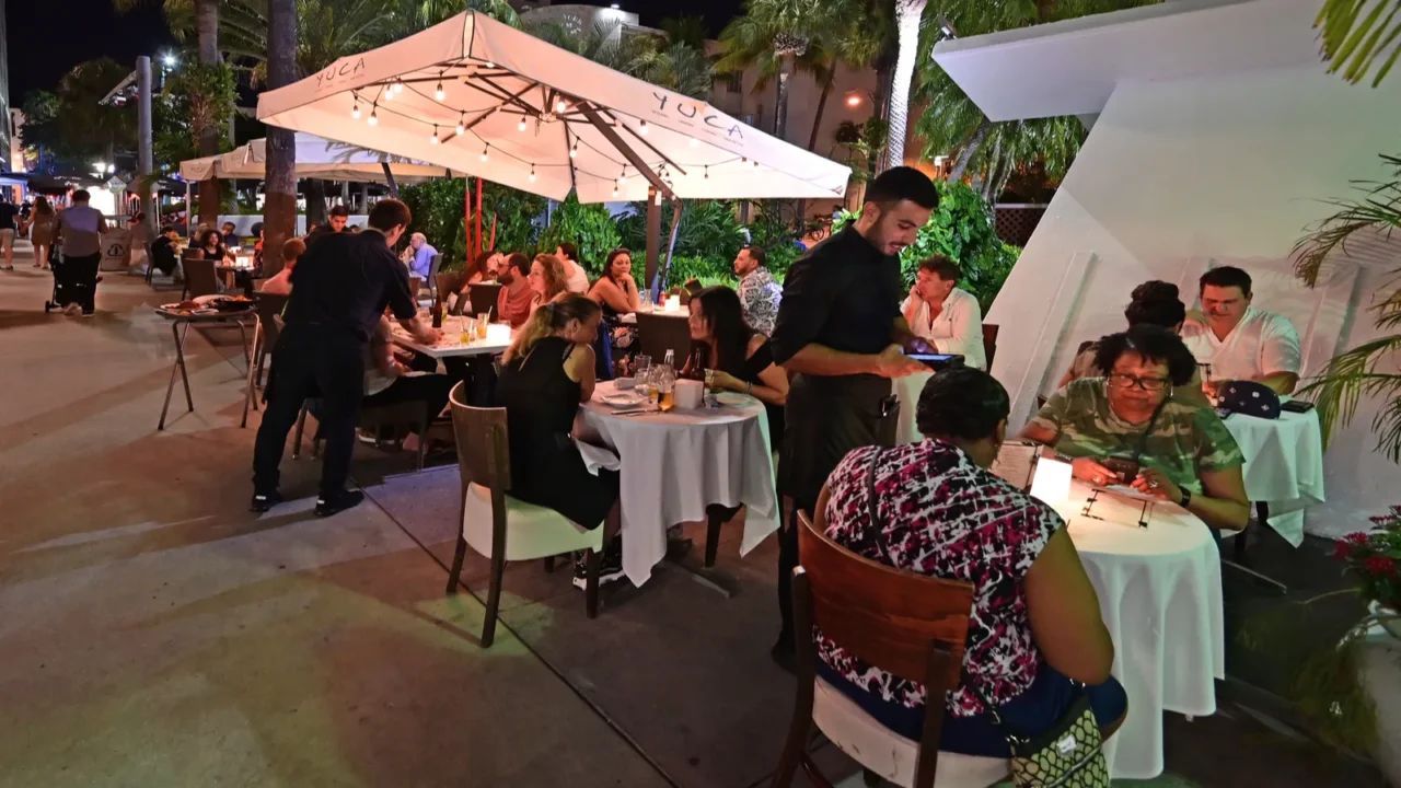 outdoor restaurant on lincoln road mall in miami beach florida