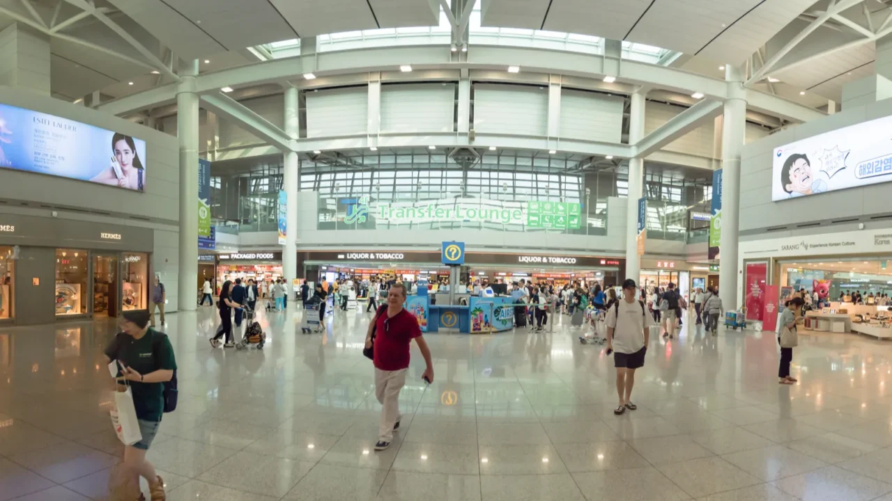 panoramic transfer lounge hall terminal inside incheon international airport