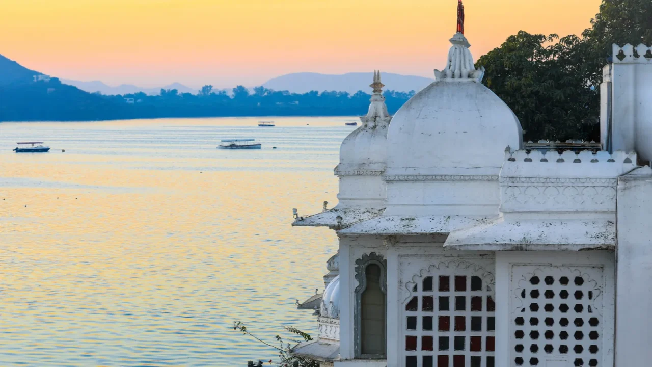 taj lake palace on lake pichola at sunrise in udaipur