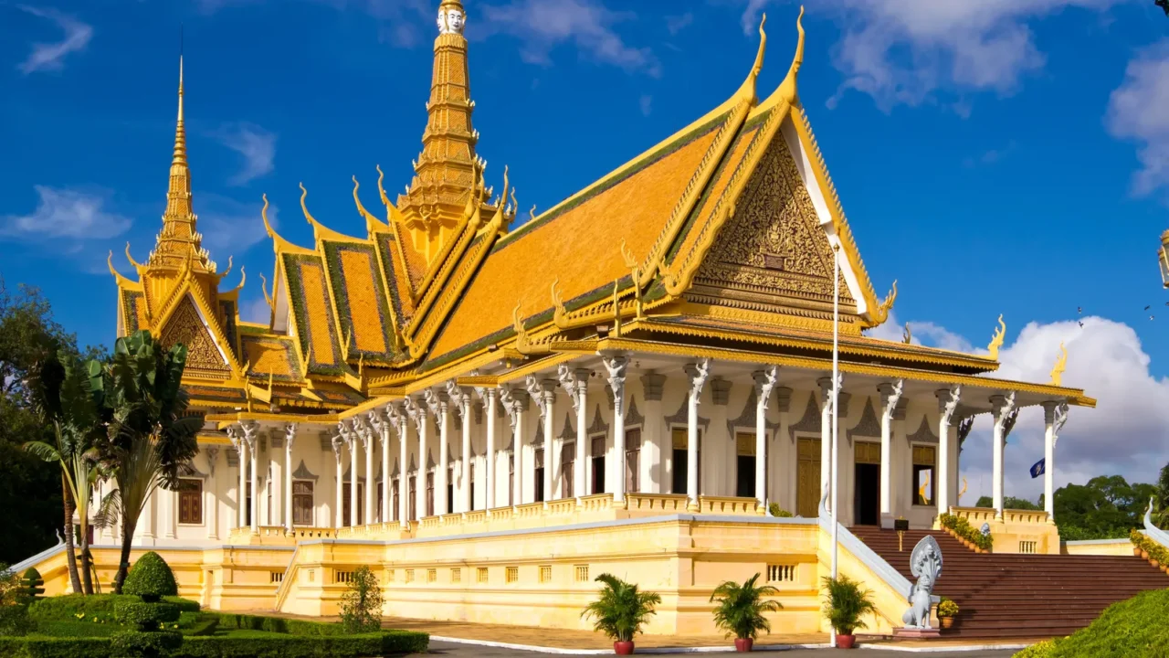 the royal palace in phnom penh