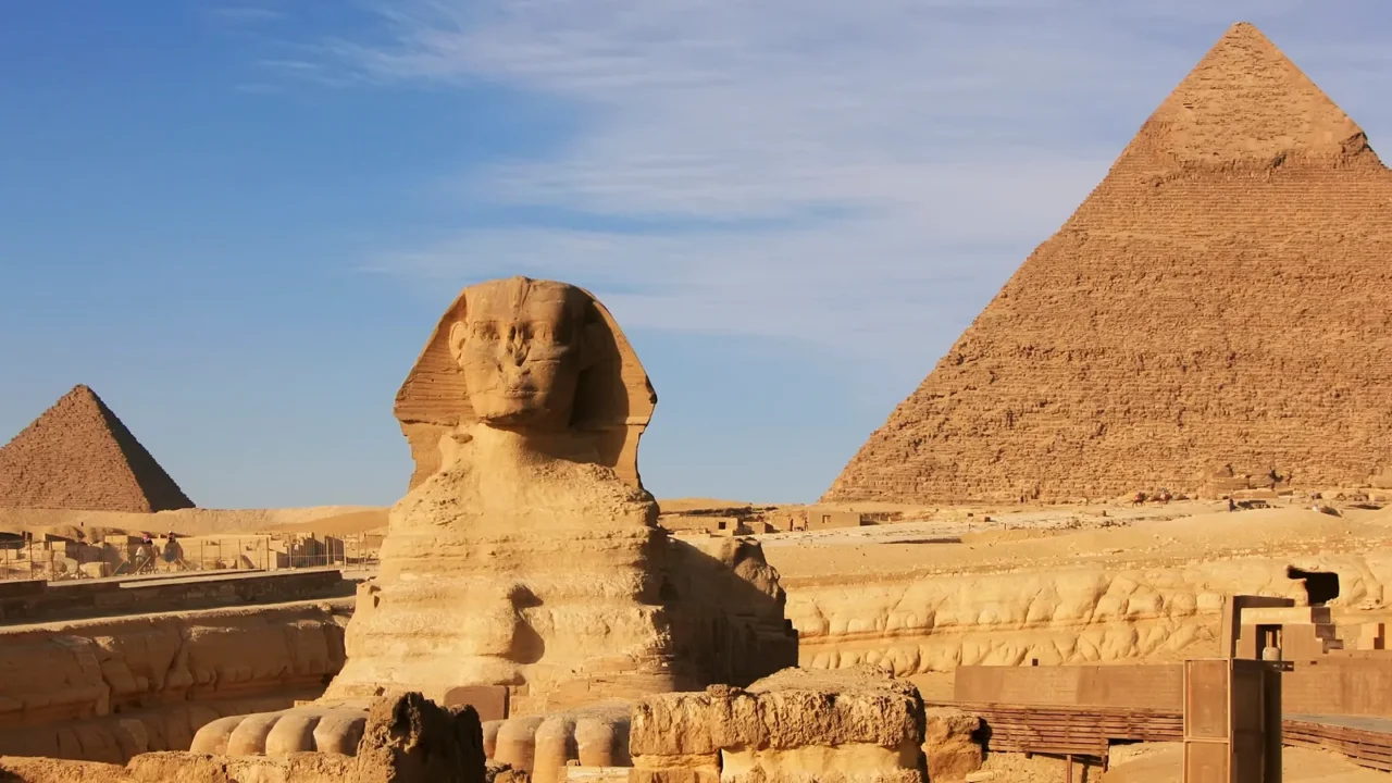 the sphinx and pyramid of khafre cairo egypt