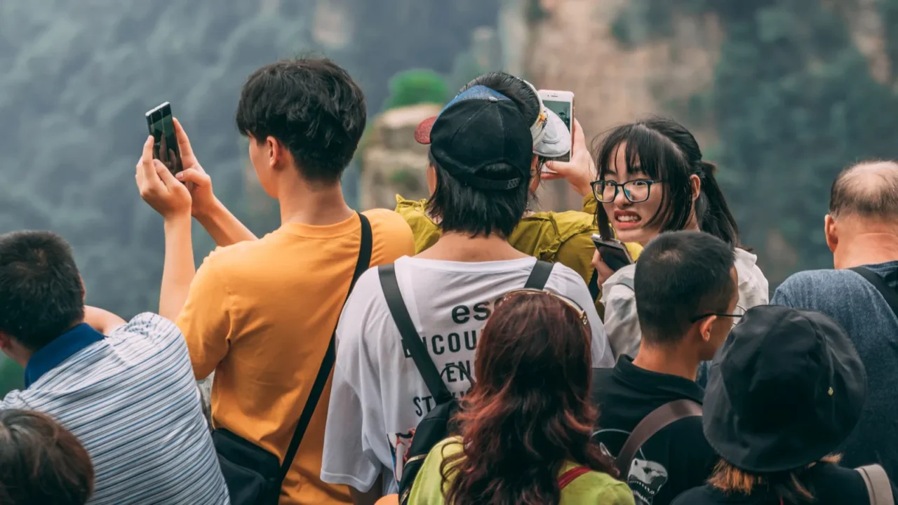 tourists in zhangjiajie tianzi lookout