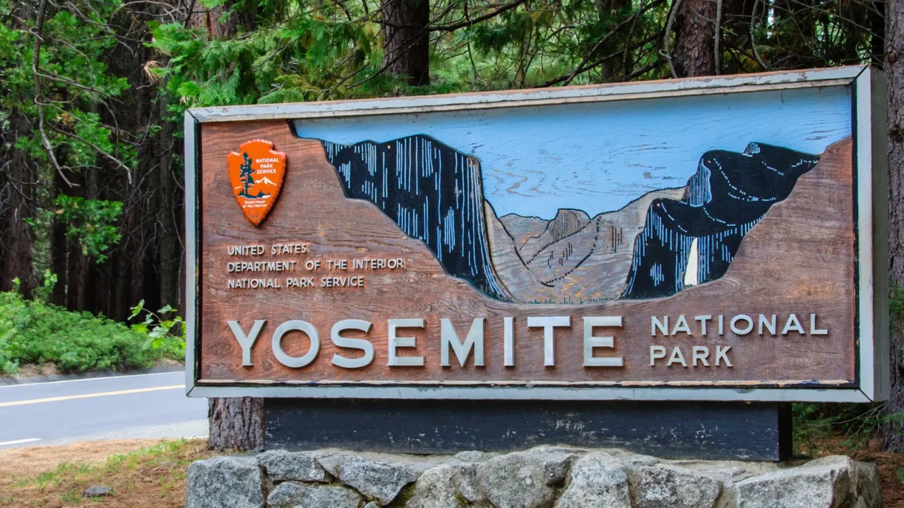 welcome entrance sign in the yosemite national park california usa