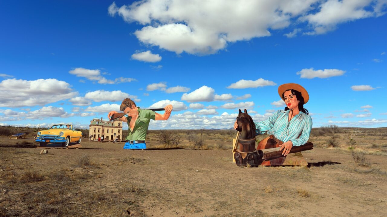 Marfa, Texas, USA - January 24, 2024: Giant Marfa Mural, Künstler John Cerney honors the movie 'Giant' (1956)