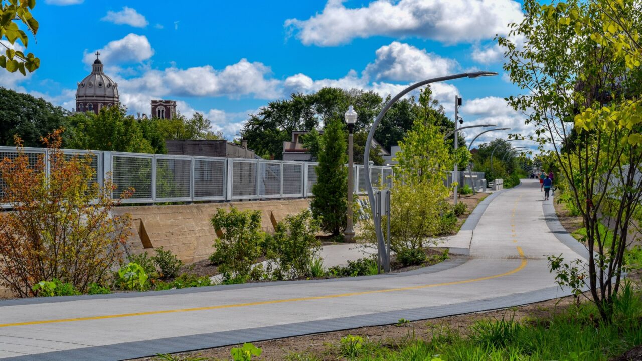 Picture on the 606 in Chicago from Damen Ave Looking East