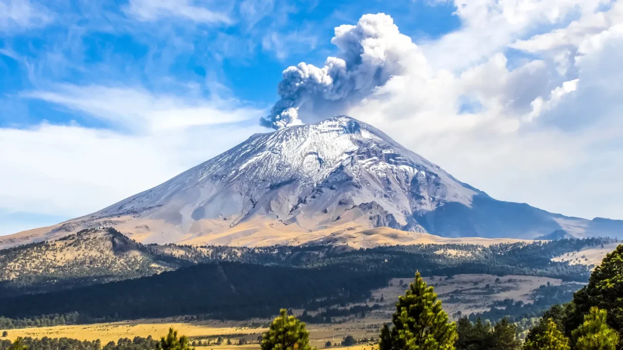 active popocatepetl volcano in mexico