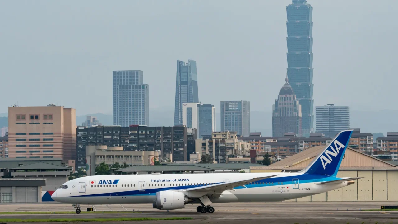 ana boeing 7879 dreamliner taxing