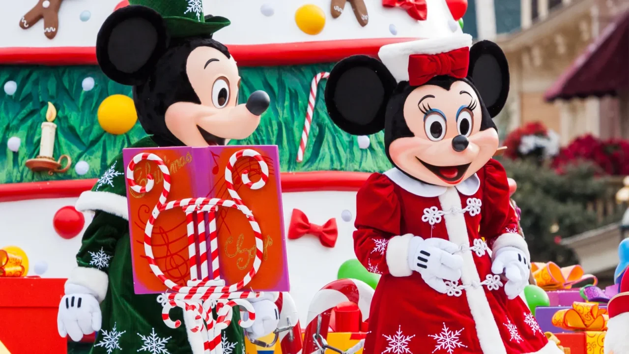 disney christmas parade in disneyland paris