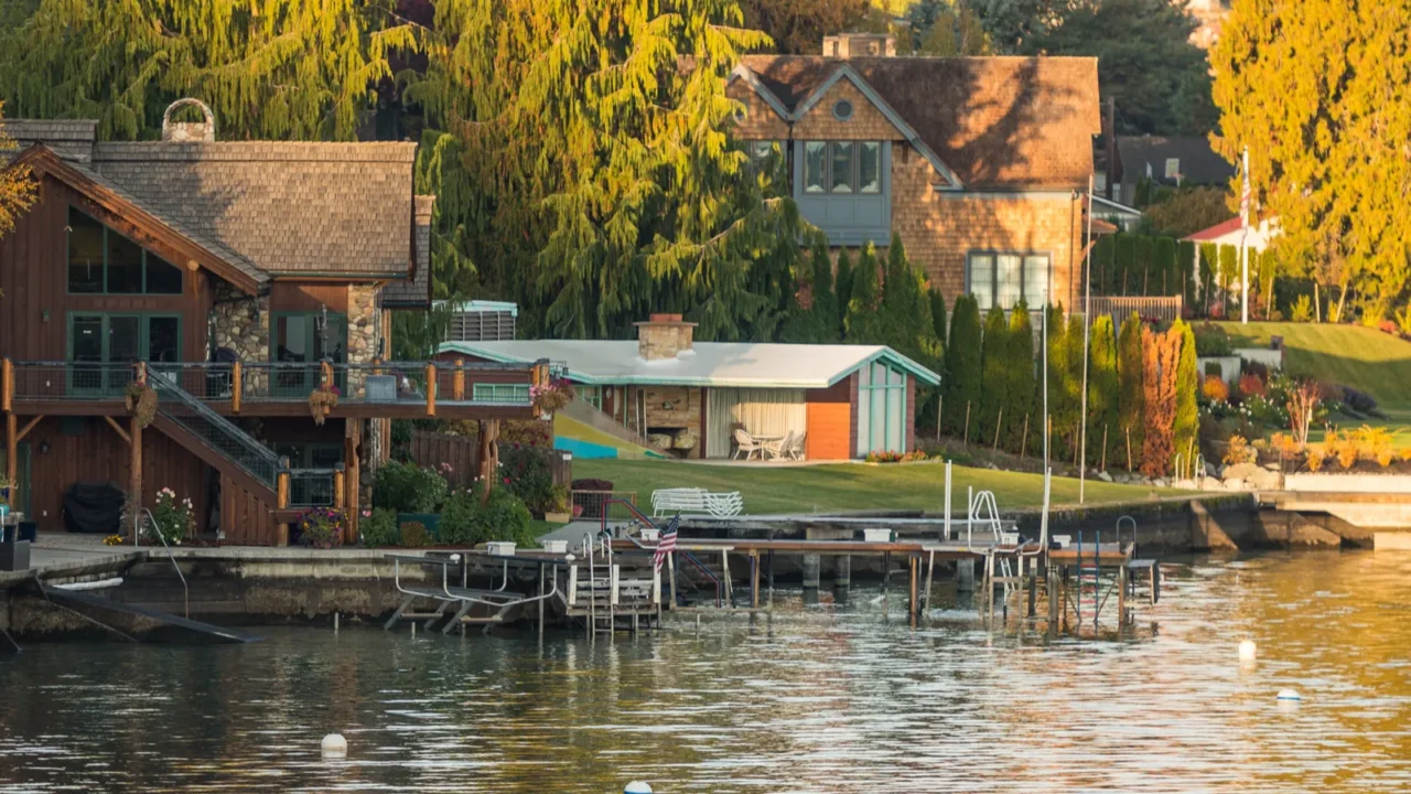houses and jetties on the shores of chelan lake
