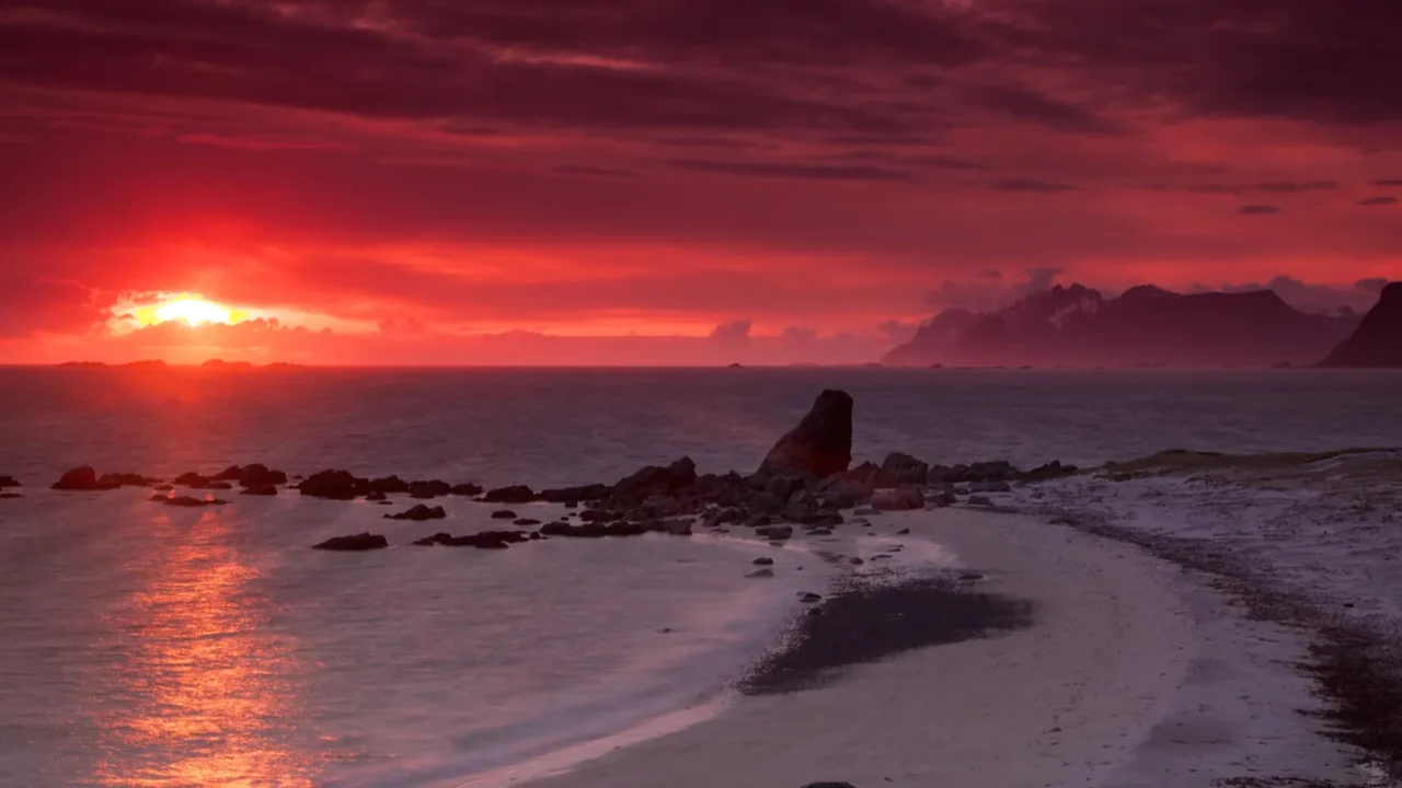 midnight sun on lofoten