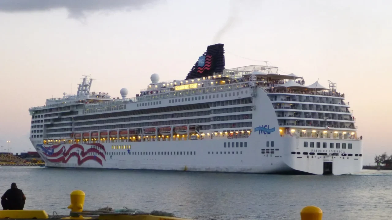 ncl cruiseship leaves honolulu harbor at dusk