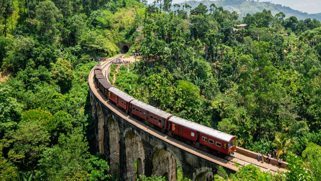 nine arches bridge in sri lanka