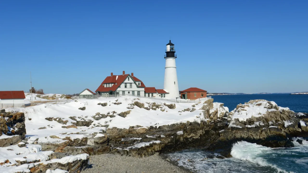 portland head lighthouse and keepers house in winter cape elizabeth