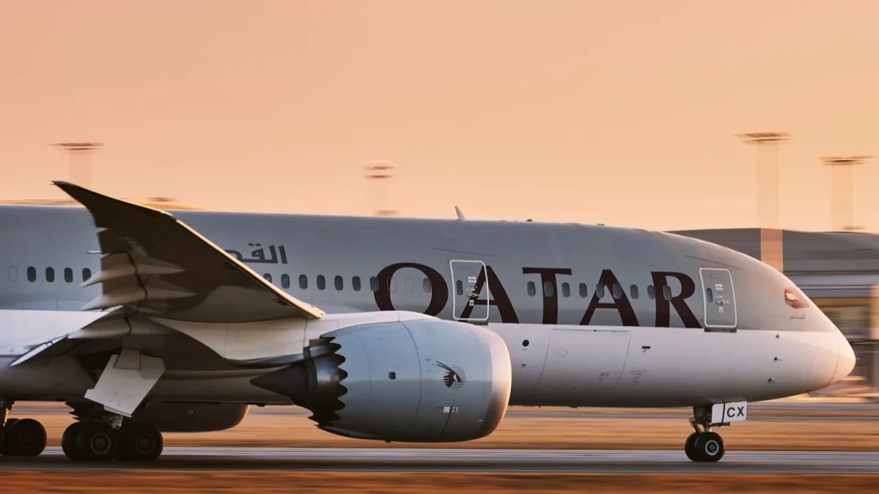 qatar airways boeing 787 dreamliner during take off