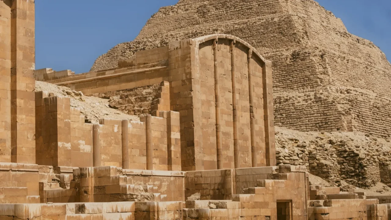 saqqara contains the oldest complete stone building complex known in