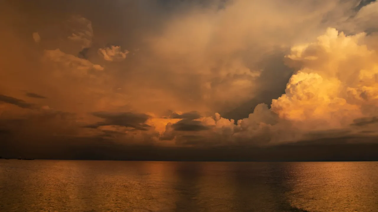 storm clouds and lighting storm roll through st petersburg flo