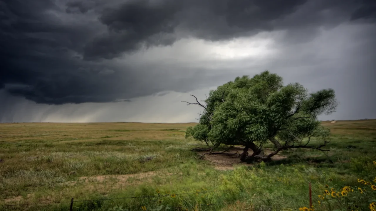 strong storm gathers over plains