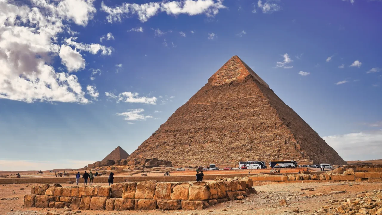 wide angle view of the great pyramid of khafre a