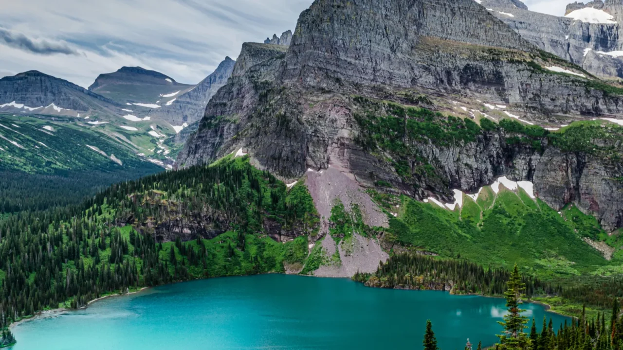 5011 dramatic view of grinnell lake and angel wing mountain