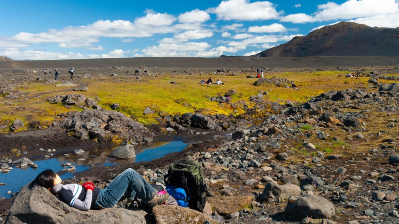 Tourists with backpacks in the Icelandic highlands.