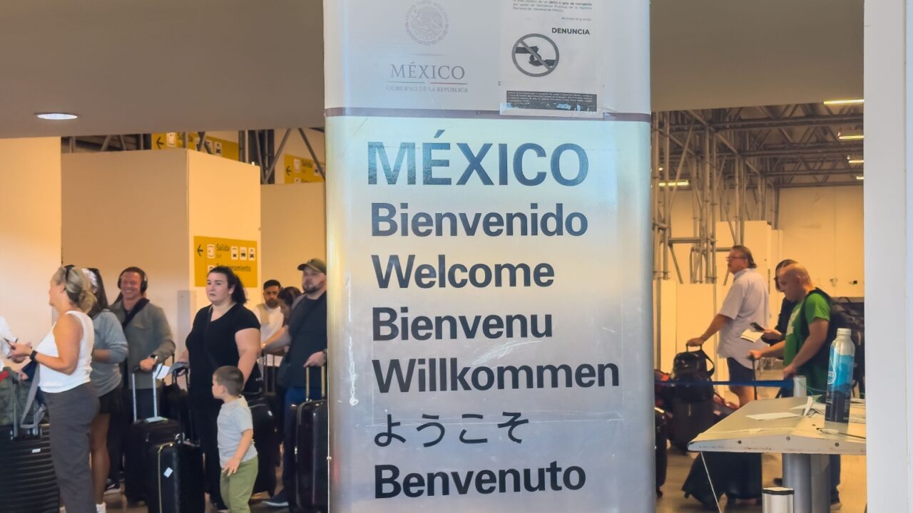 Los Cabos, Baja California Sur, Mexico. Dec 4, 2024. A welcome sign at the Los Cabos International airport in Mexico. The sign is in multiple languages.