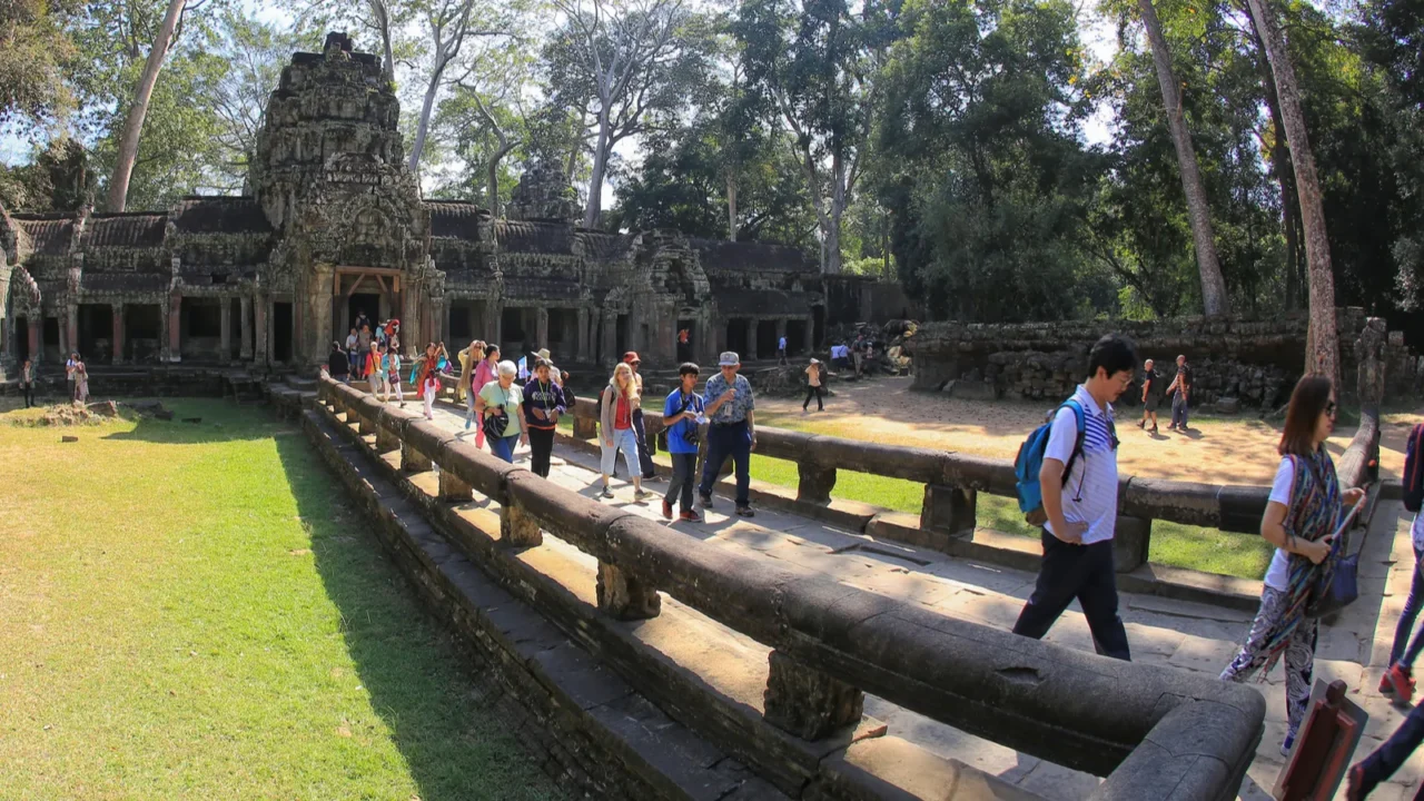 angkor wat cambodia  december 20 2014 sightseeing tour to
