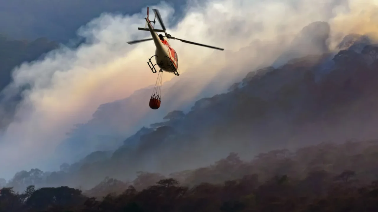 fire fighting helicopter carry water bucket to extinguish the forest