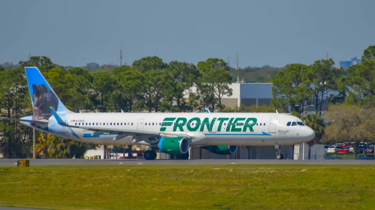 orlando florida march 02 2019 frontier aircraft on runway preparing