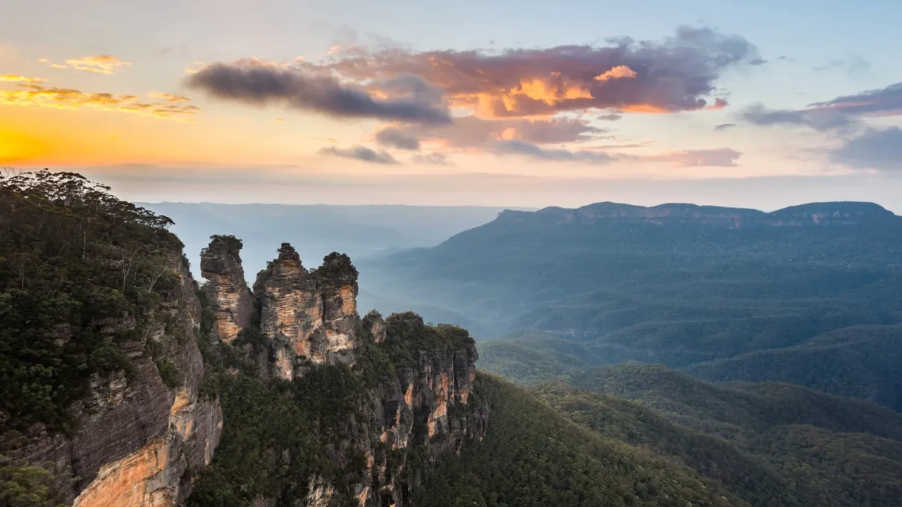 sunrise from echo point in blue mountains australia