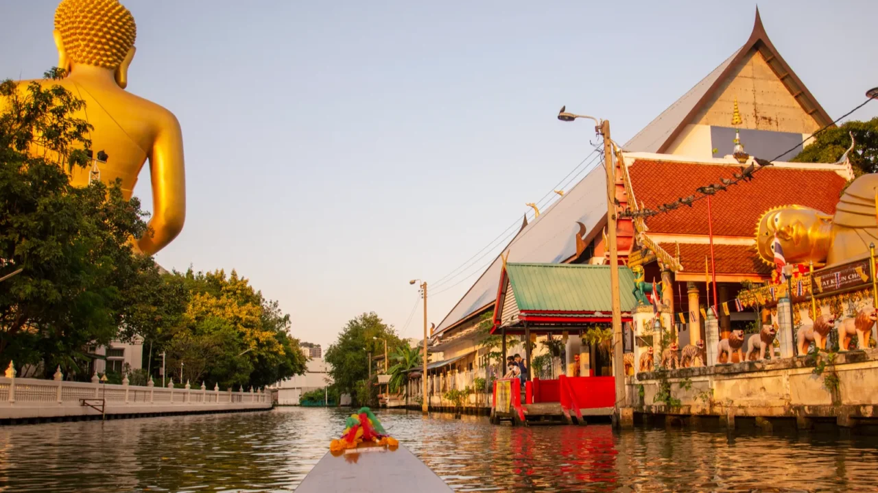the wat khun chan right the big budda dhammakaya thep