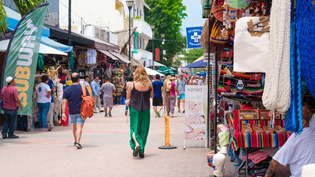 tourists and locals at 5th avenue the main attraction in