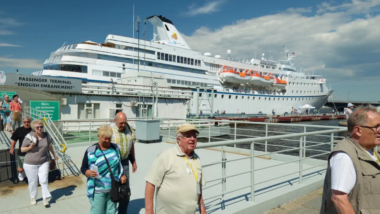 tourists came on excursion