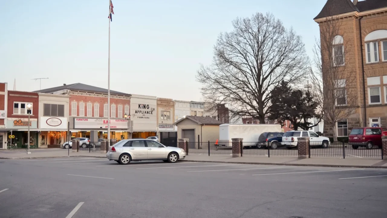 kirksville missouri usa april 14 2019 downtown kirksville