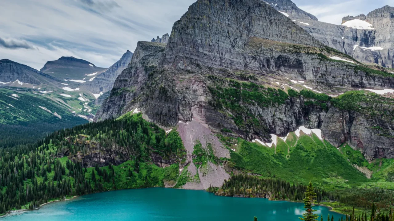 5011 dramatic view of grinnell lake and angel wing mountain