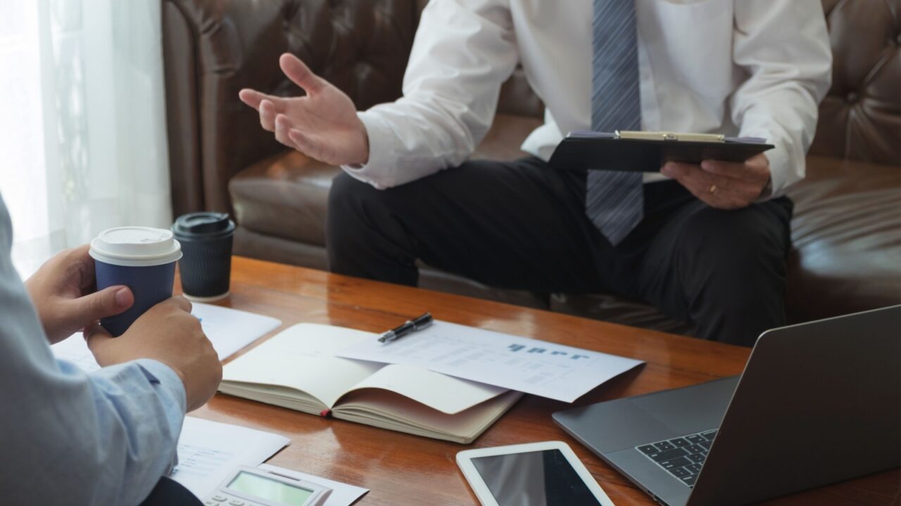 Financial accountants plan business meeting reports and reports.