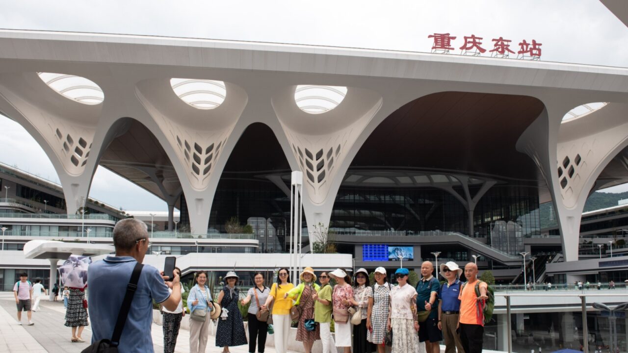 On June 27, 2025, Chongqing East Railway Station, the largest high-speed railway hub in western China, was officially put into use. The picture shows tourists checking in at Chongqing East Railway Sta