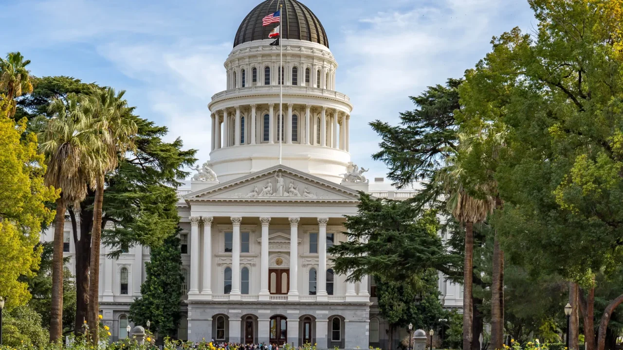 a image of the state capitol building in sacramento california