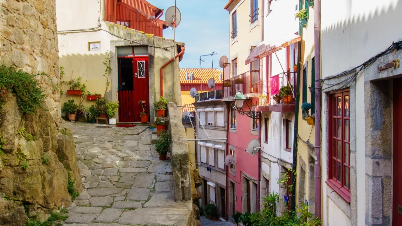 alleyway scene in porto portugal