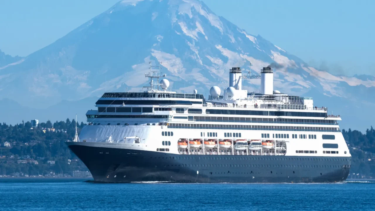 cruise ship puget sound and mount rainier