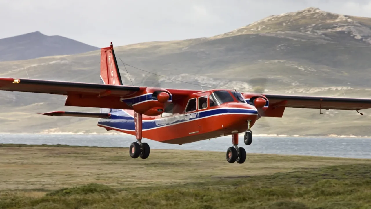 figas aircraft landing at saunders island in the falkland isla