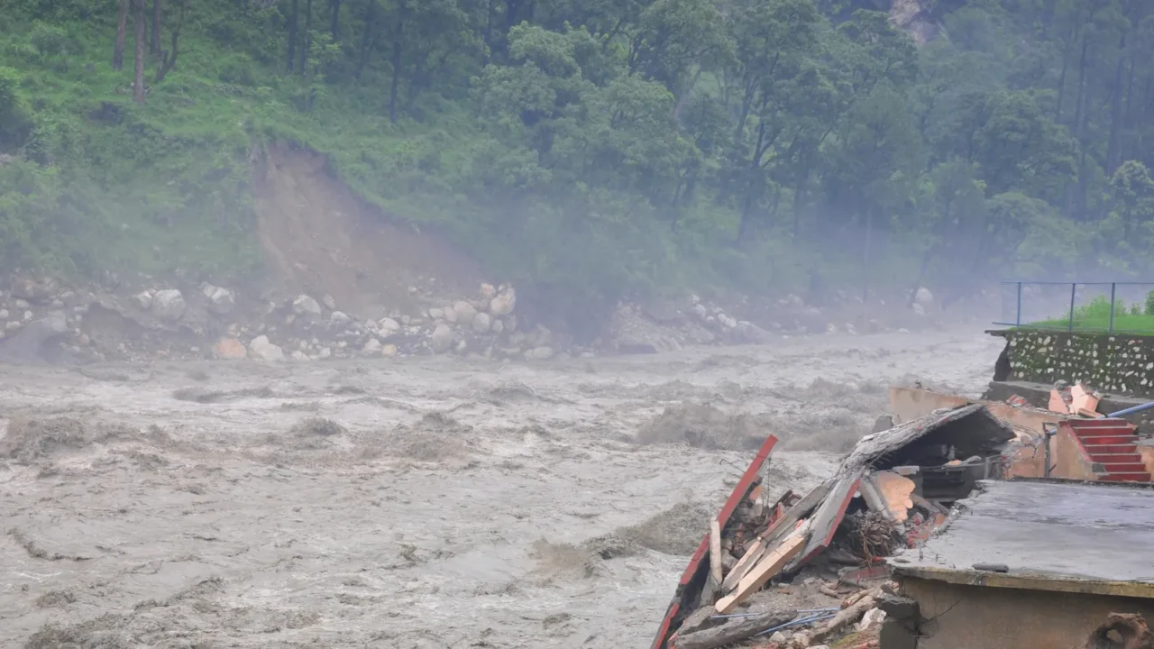 india disaster heavy rainfall causes floodcause harm to many lives