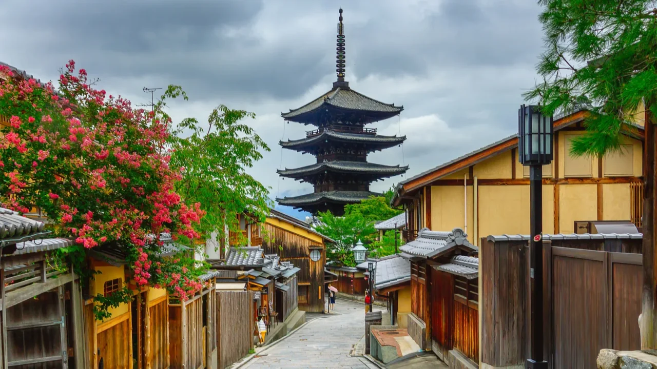 kyoto japan july 22 2015 yasaka pagoda and