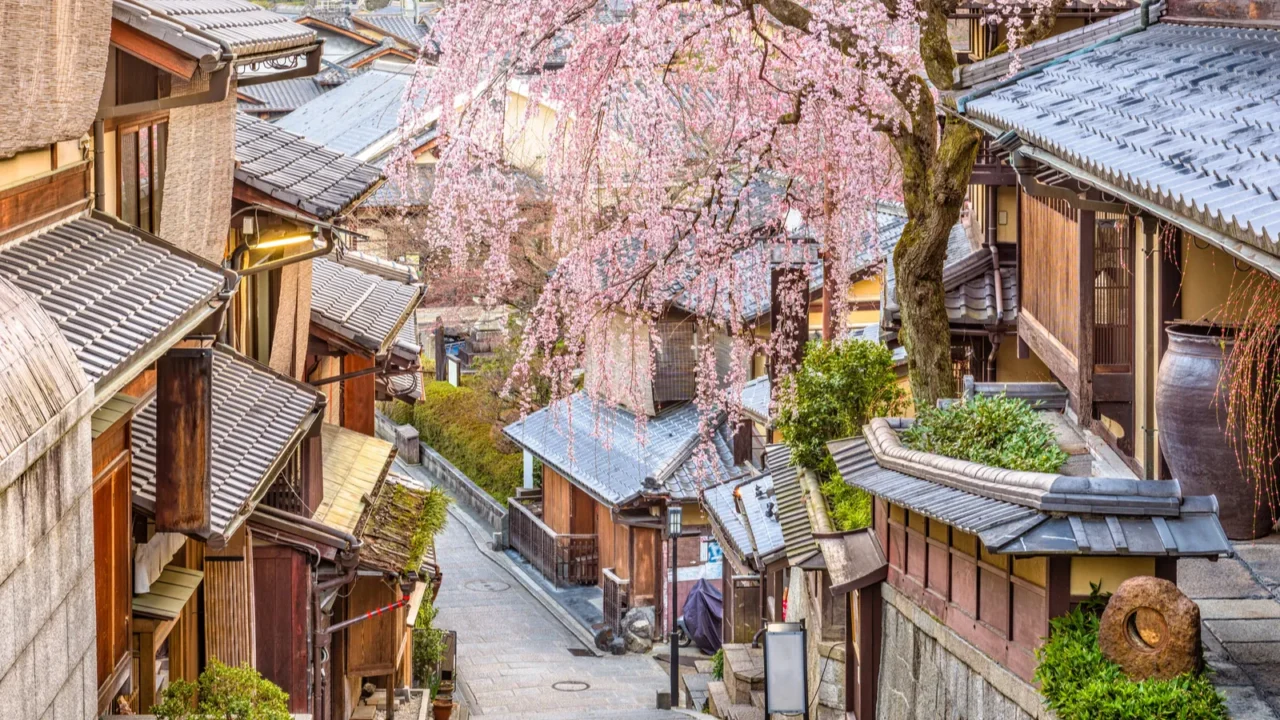 kyoto japan spring in higashiyama district